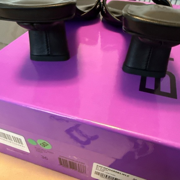 Authentic By Far grommet sandals 6/36 - Picture 3 of 8